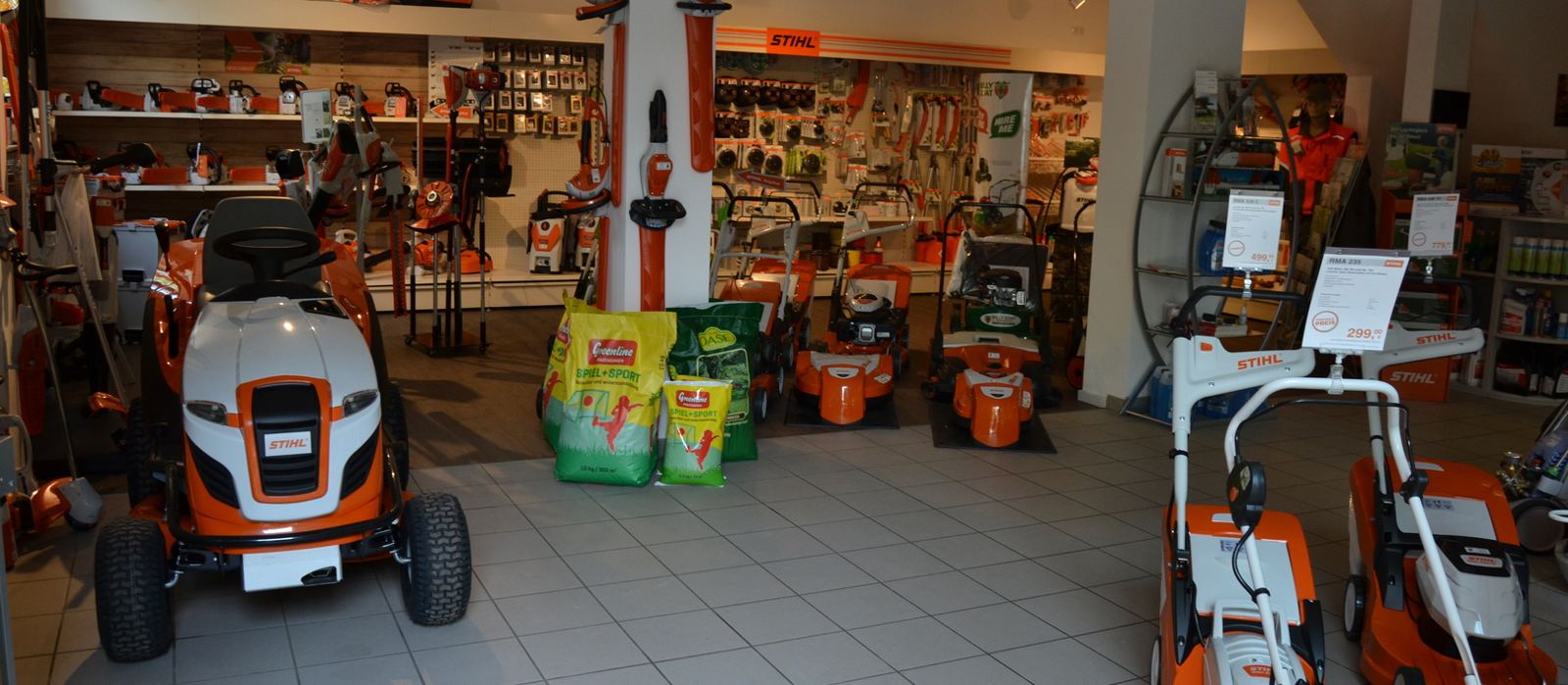 Verkaufsraum mit STIHL-Geräten und Rasenmähern